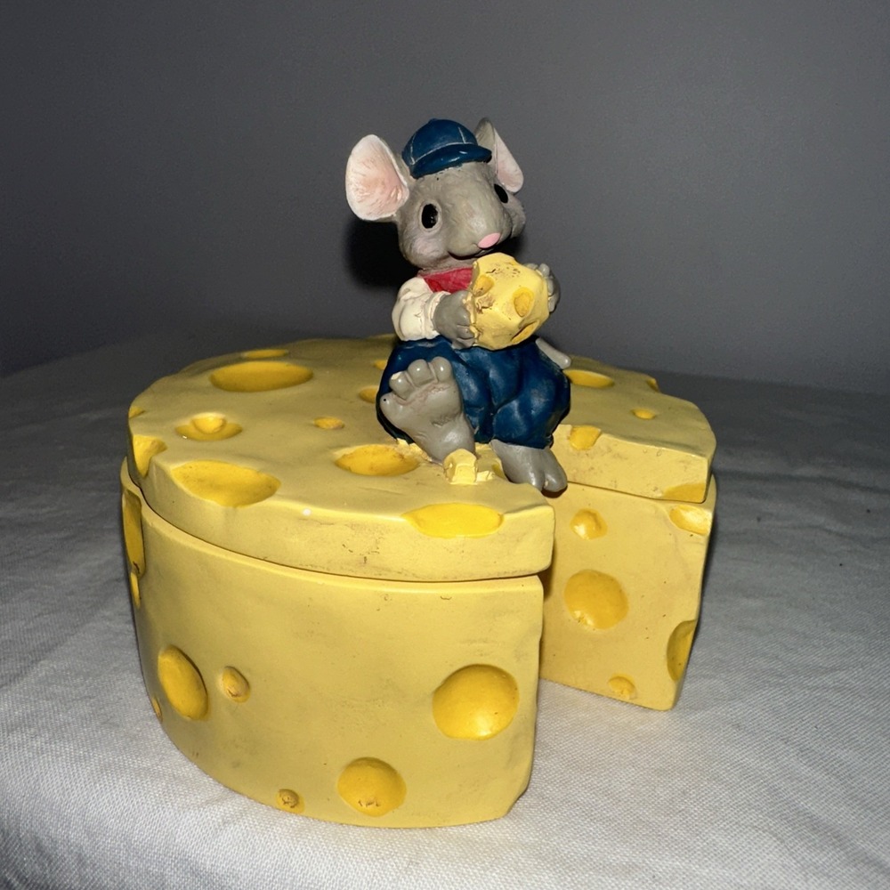 Merry Mousetales Midwest Cannon Falls Mouse Eating Cheese on‎ Cheese Box